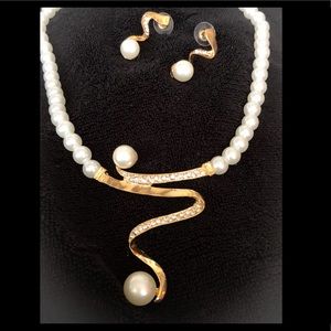 💥NEW💥Pearl and gold cz necklace/Earrings Set